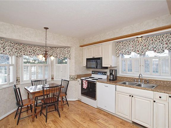 4th image of 850-8 Hampton Cir