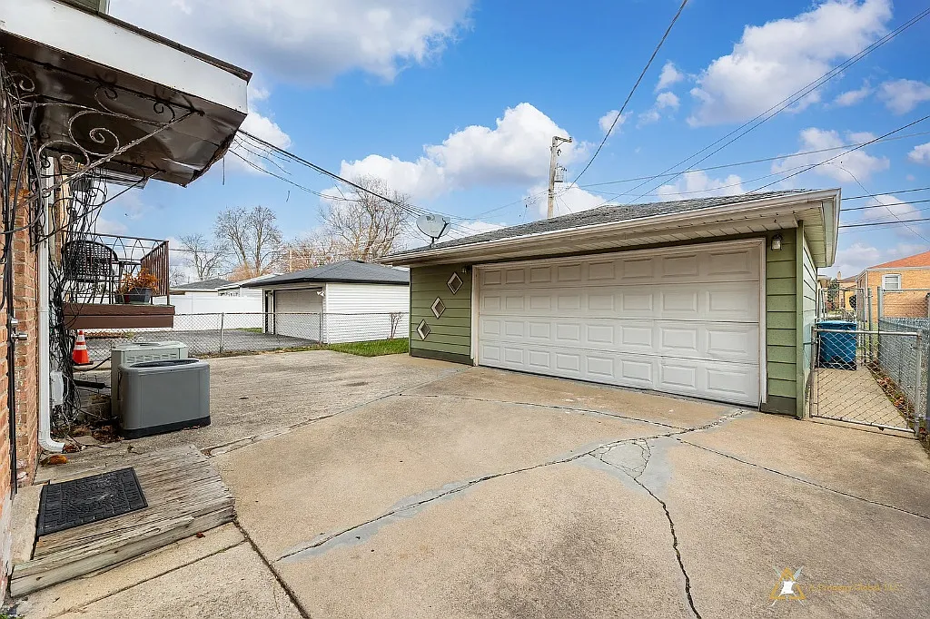 341 Crandon Ave — Photo 3
