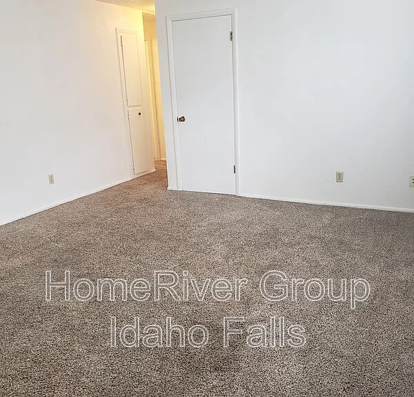 640 Hansen Ave #4 — Photo 3