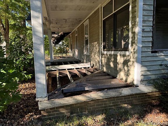 3rd image of 219 Roanoke Ave