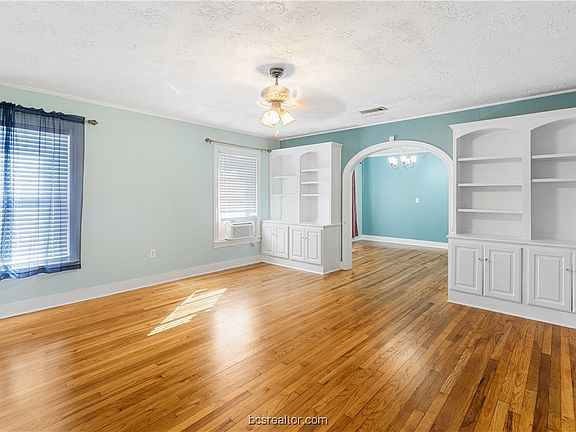 3rd image of 201 N Coulter Dr