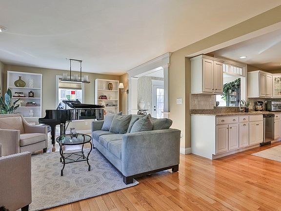 5th image of 223 Low St