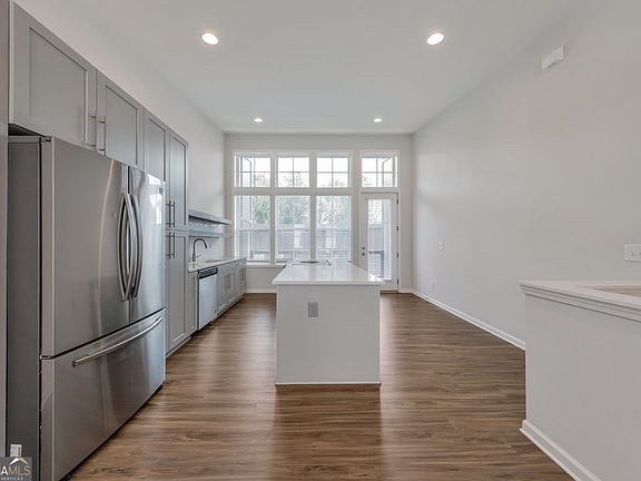 3rd image of 910 Brees Ct