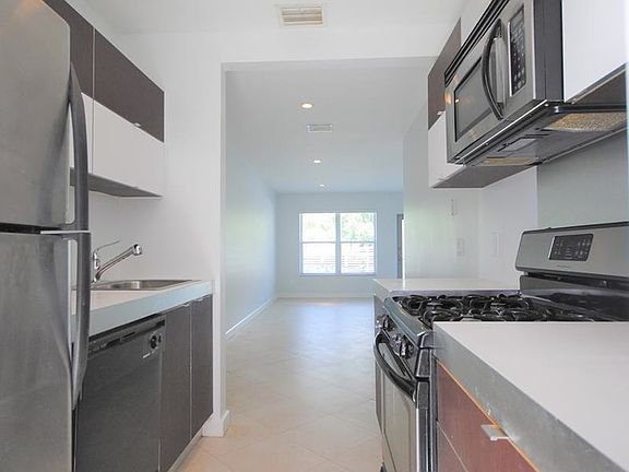4th image of 935 Bay Dr