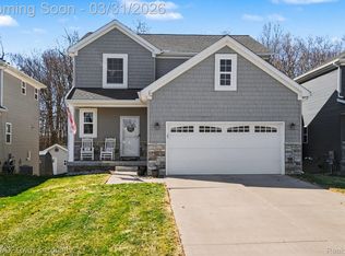 2109 Middle Ridge Dr, Holly, MI