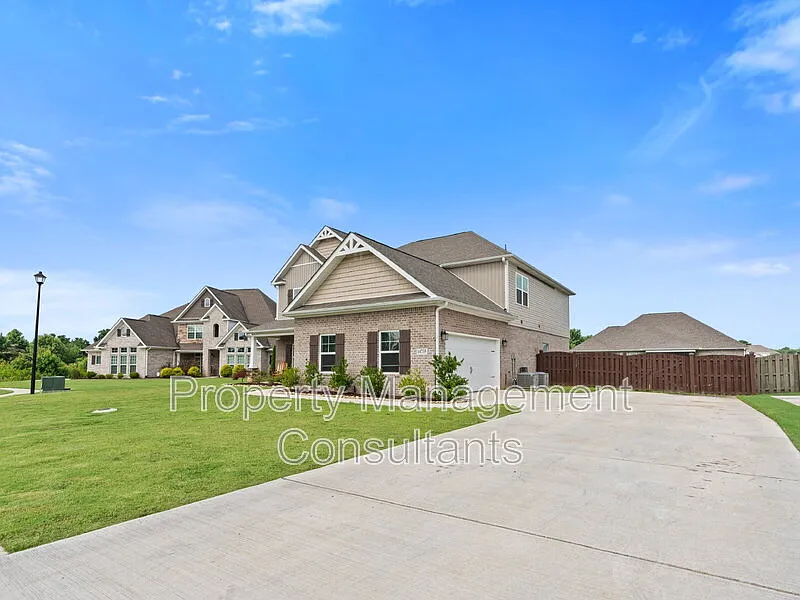 5 bed, 2.5 bath, 3431 sqft, $3,400 — Photo 3