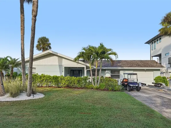 3956 Shore Acres Blvd NE, Saint Petersburg, FL 33703