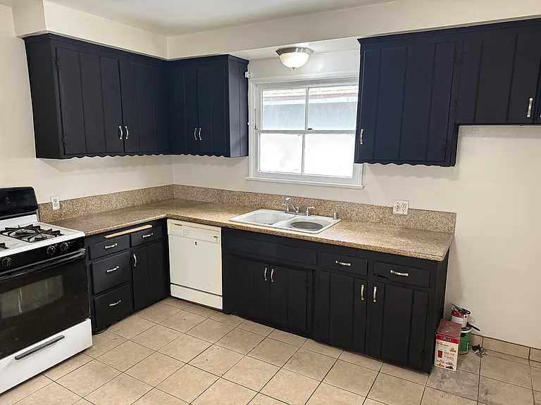 16007 Victory Blvd — Photo 8