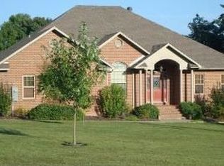 555 Meadow Rd, Russellville, AR 72802