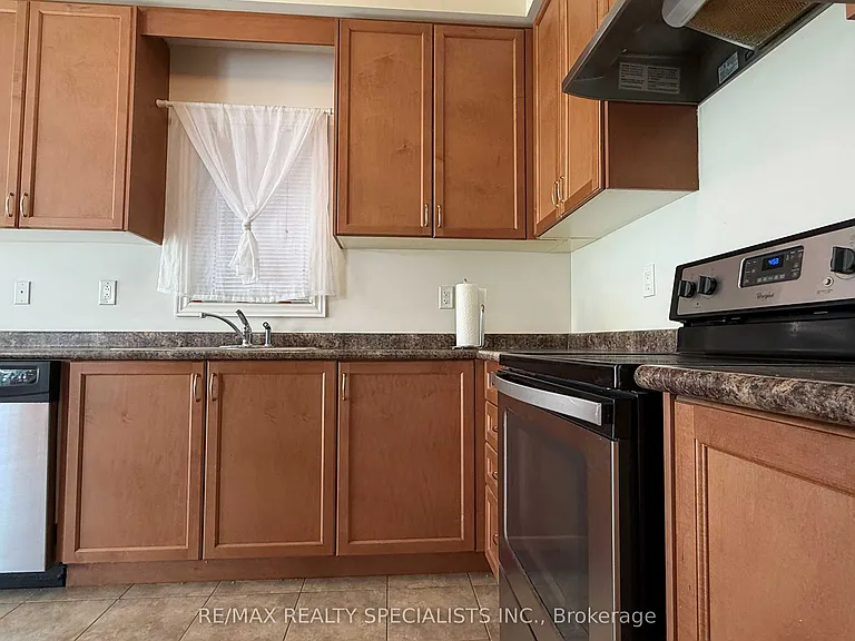 3273 Stoney Cres — Photo 14