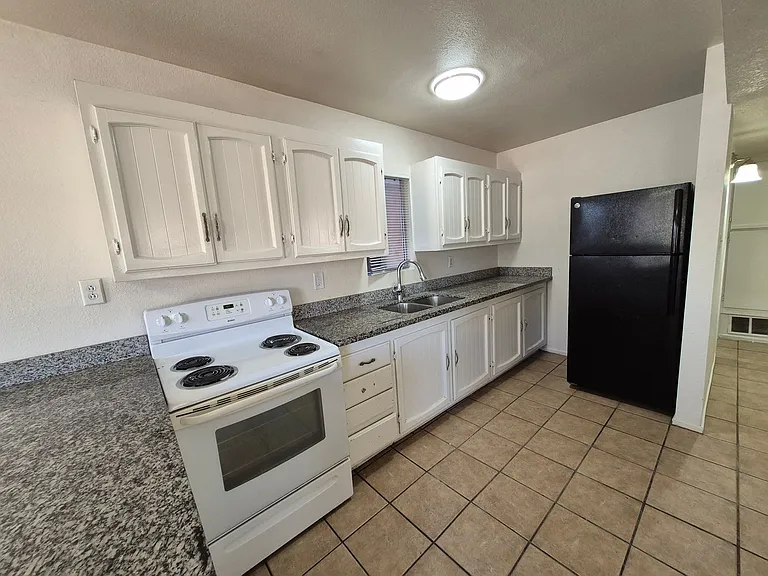 1131 S Avenue C — Photo 8