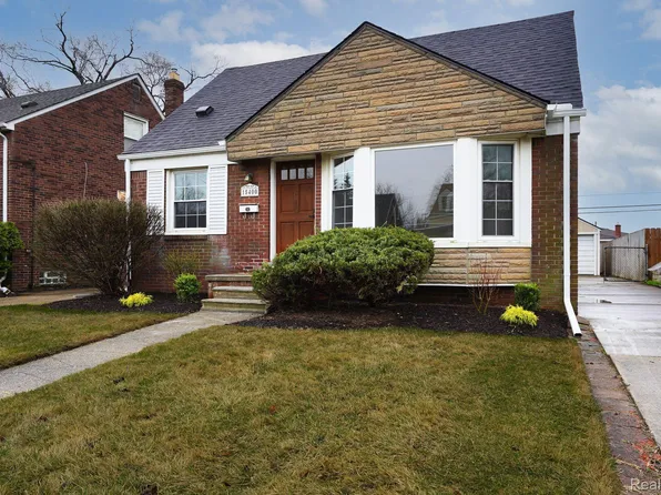 15400 Sprenger Ave, Eastpointe, MI 48021