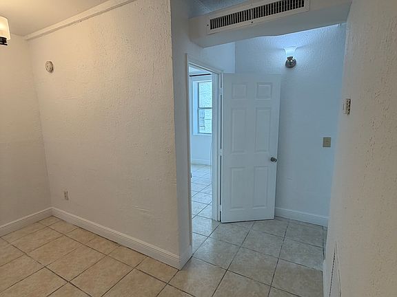 4th image of 404 NE 26th Ter #400