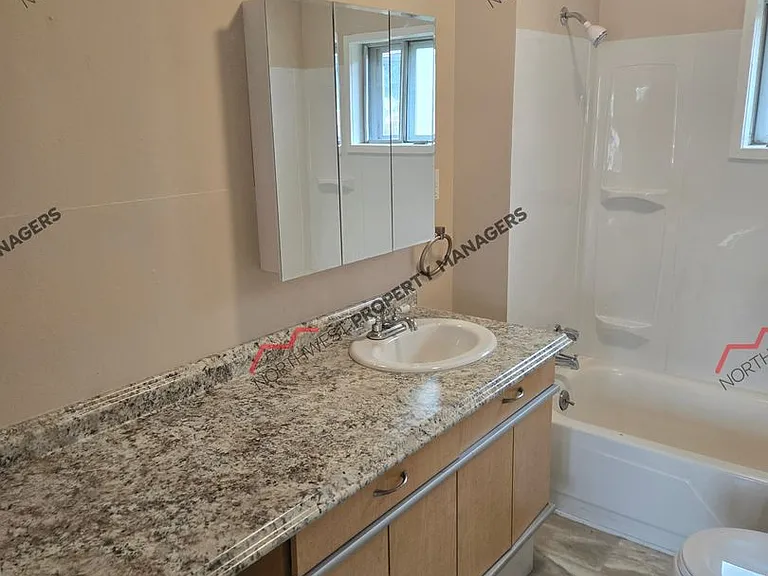 927 Marion St — Photo 11