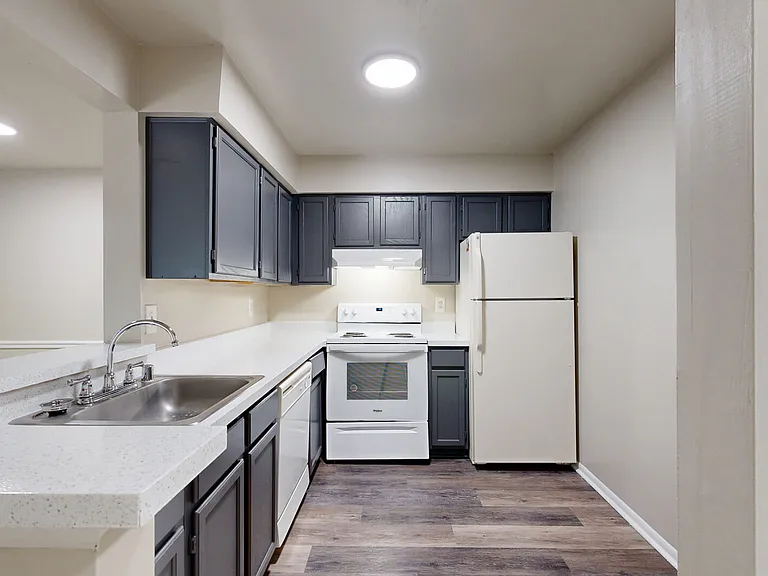 Canterbury Apartments — Photo 48