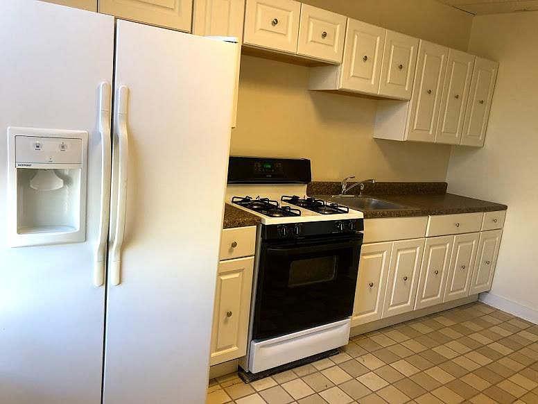 Kitchen - new cabinets, appliances in great condition