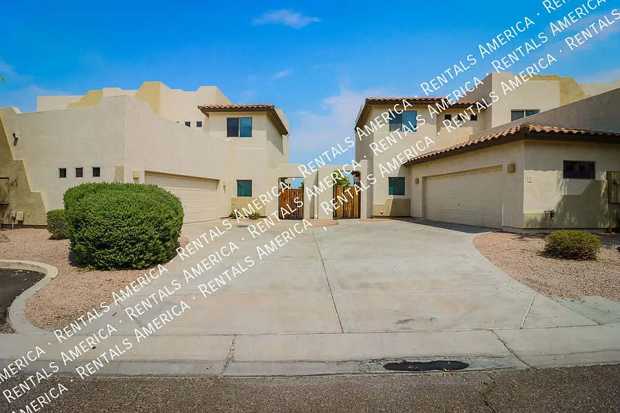 Large 3 Bedroom Mesa Townhome With Loft & Garage — Photo 2