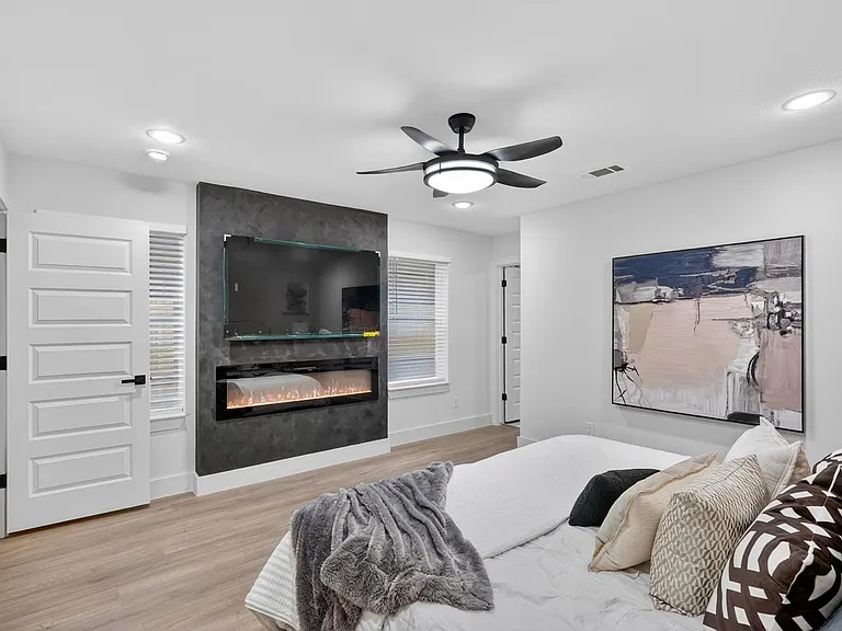 2404 Dyson St — Photo 6