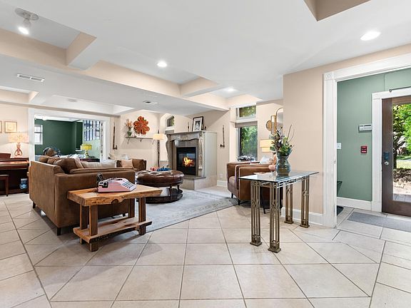 5th image of 307 Ridgewood Ave Suite 4