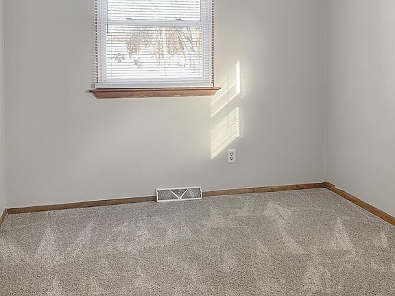 5th image of 415 Maplewood Dr