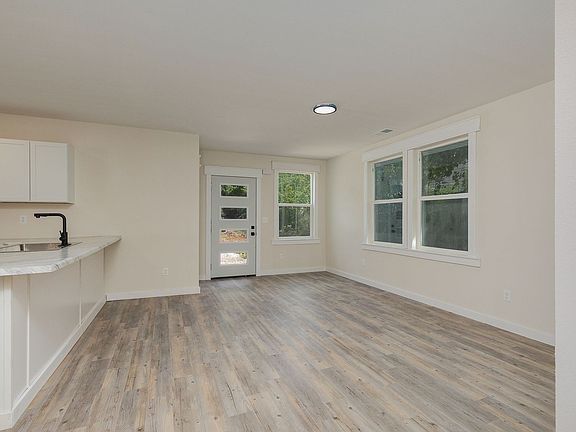 4th image of 310 E Washington St
