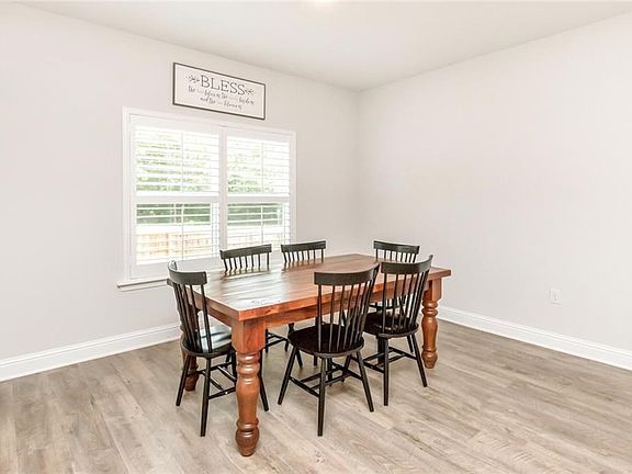4th image of 22146 Sutherland Cir