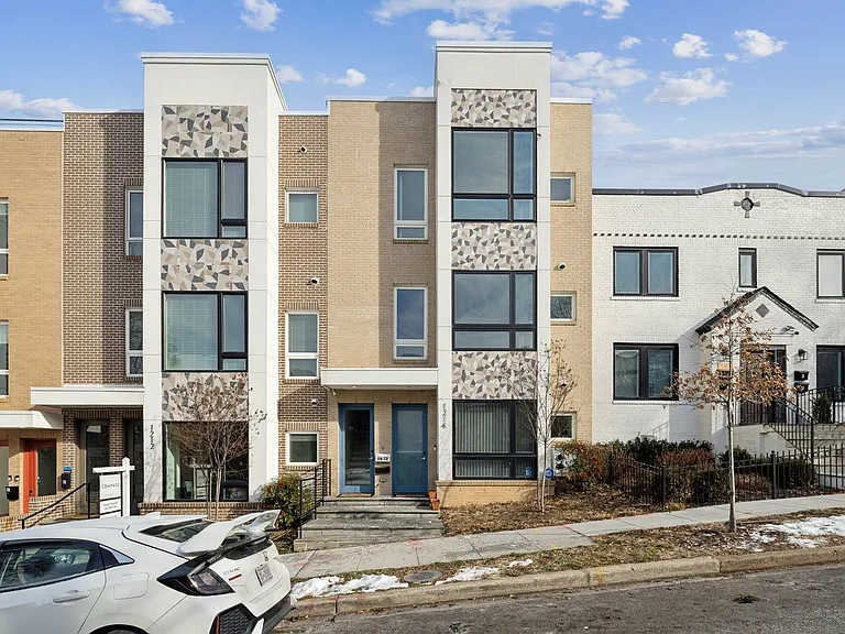 1214 Queen St NE — Photo 9
