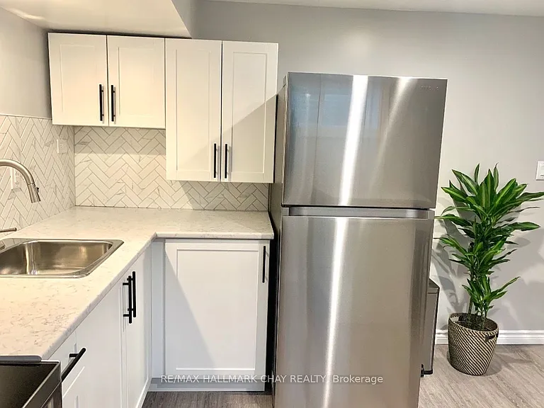 11 Daphne Cres #LOWER — Photo 4