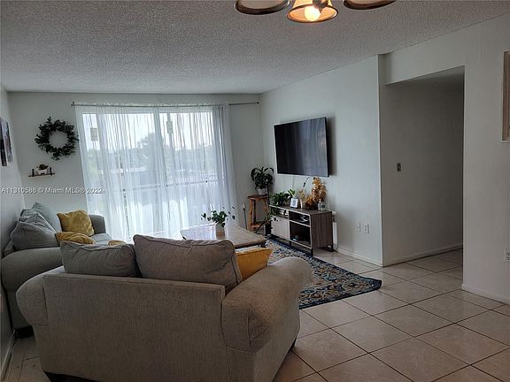 2nd image of 919 Hillcrest Dr APT 306