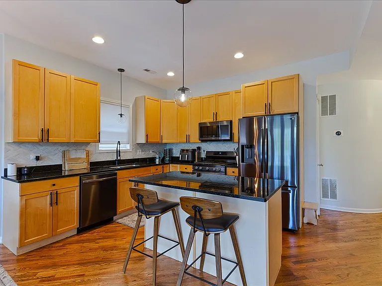 7028 N Ridge Blvd #2S — Photo 6