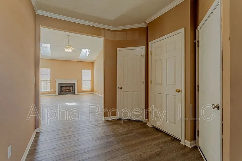 3 bed, 2.0 bath, 1974 sqft, $2,000 — Photo 2