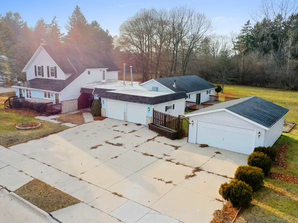 4618 Forest Hills Dr, Two Rivers, WI 54241