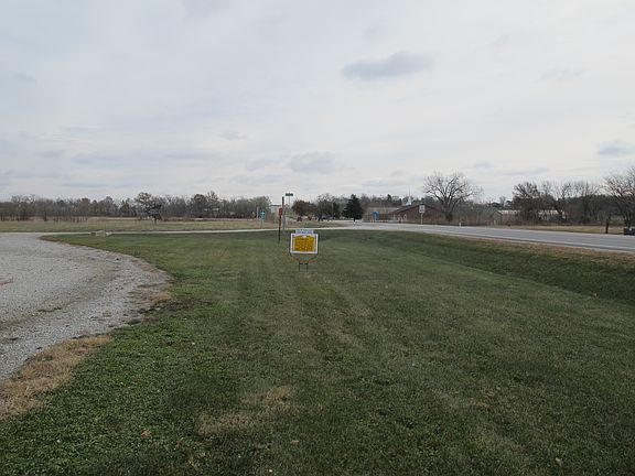 4th image of 1104 W Us Highway 136