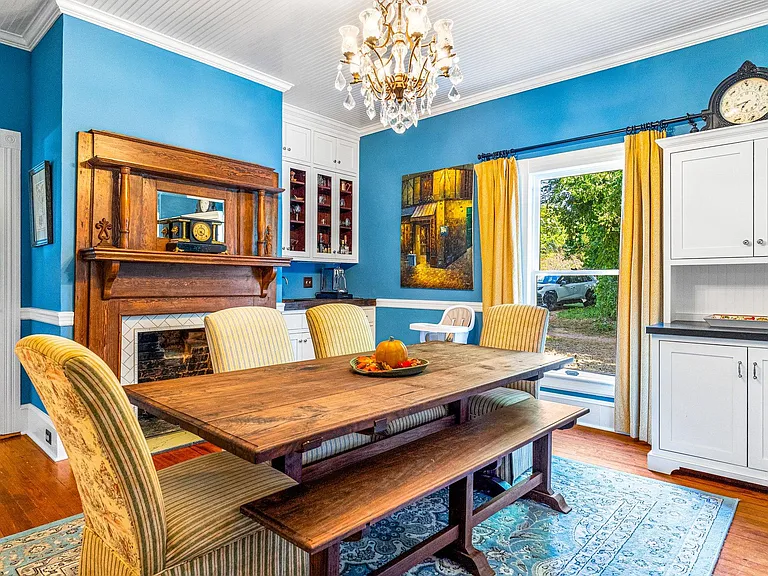 Dining room.