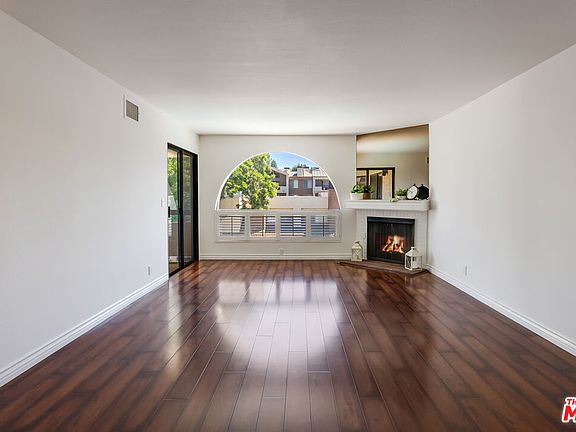2nd image of 21650 Burbank Blvd Unit 319