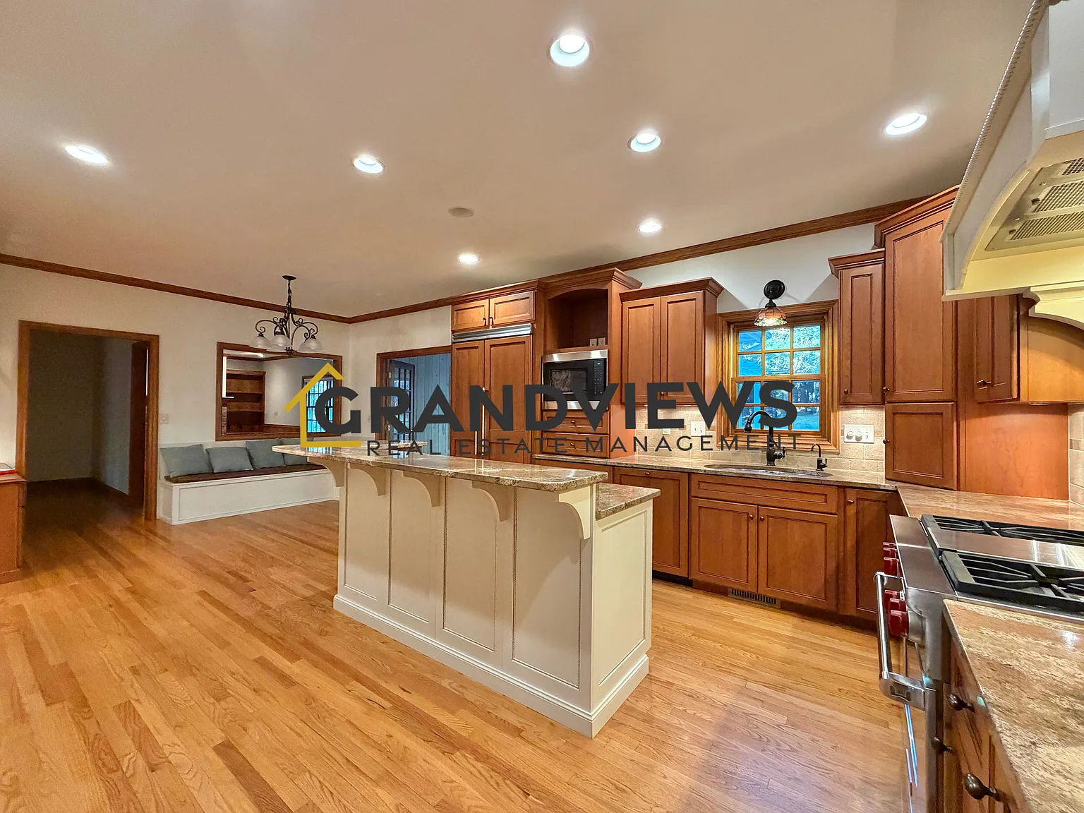 4 bed, 4212 sqft, $4,400 — Photo 2