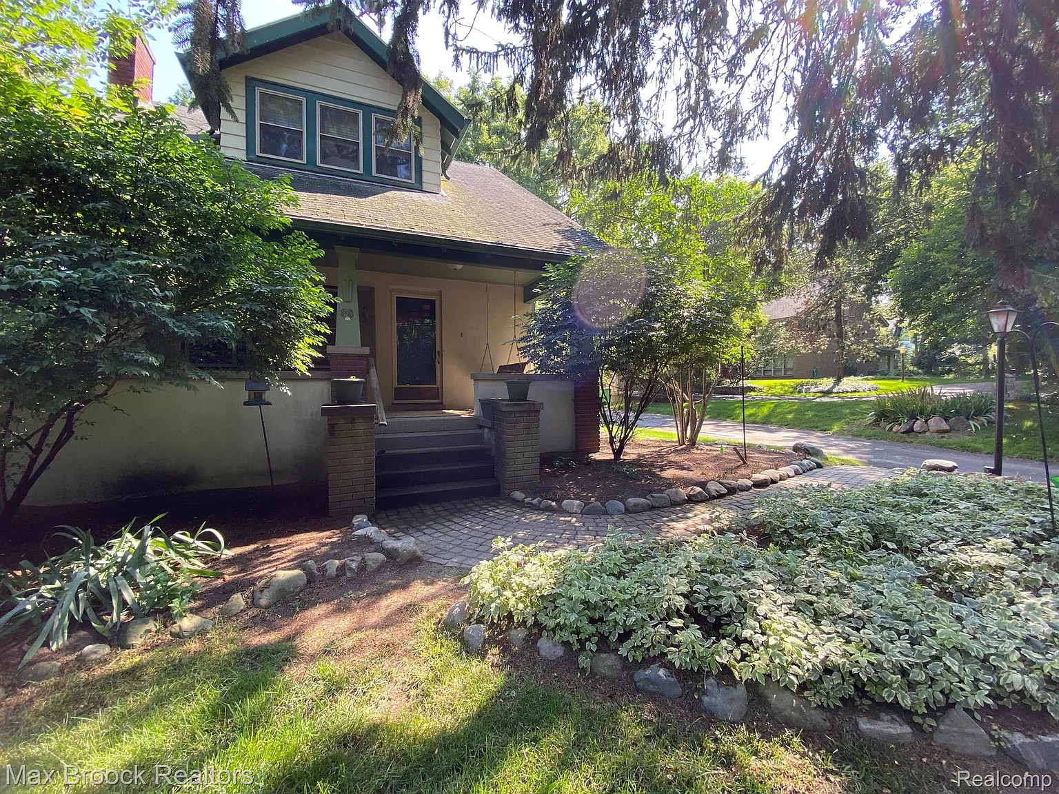 26285 W Forteen Mile Rd photo 1