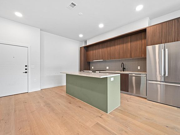 4th image of 2209 S 1st St #121