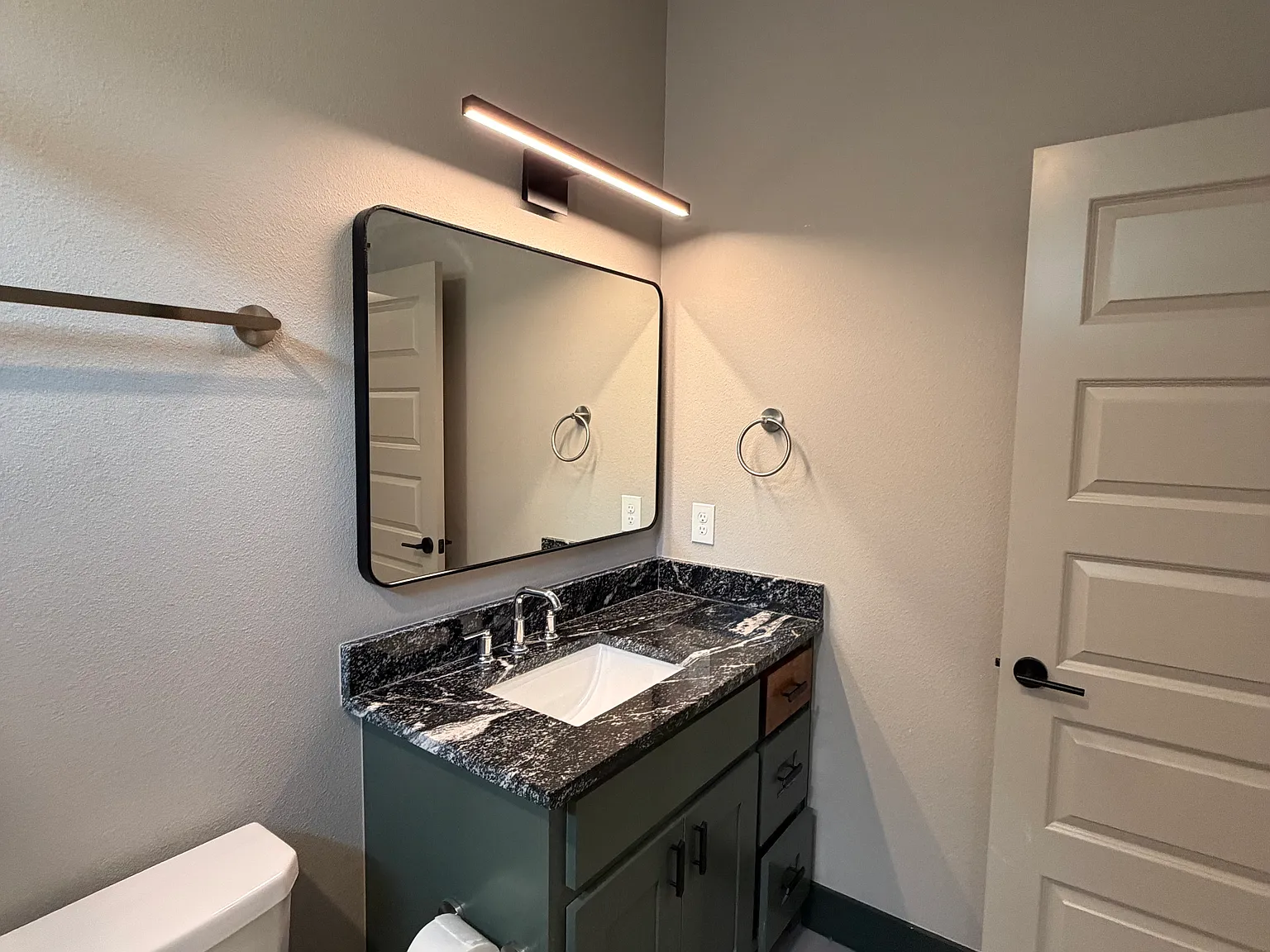 3 bed, 2020 sqft, $2,500 — Photo 3
