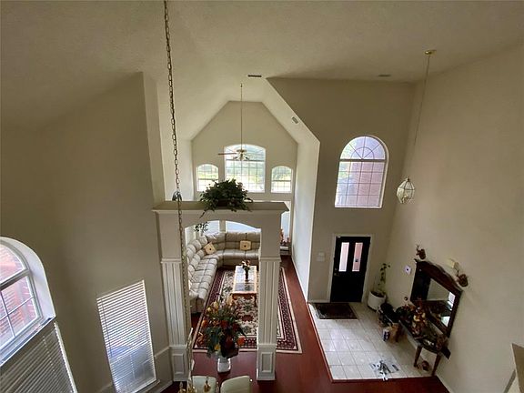 2nd image of 924 Brentwood Dr