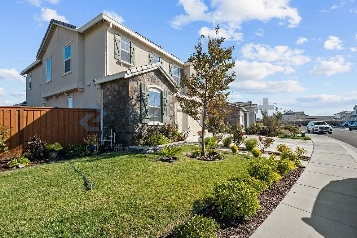 4 bed, 2400 sqft, $4,495 — Photo 2