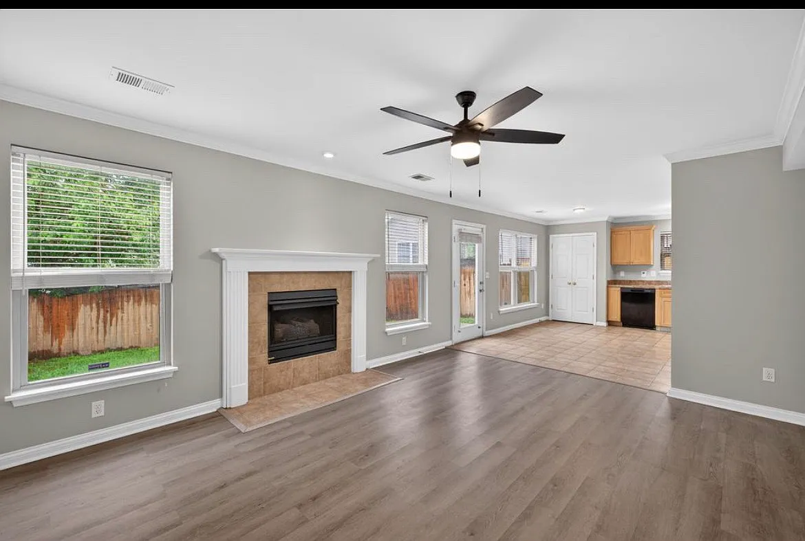 4 bed, 2.5 bath, 1900 sqft, $2,449 — Photo 2