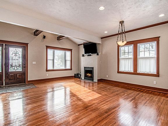 5th image of 615 E Green St
