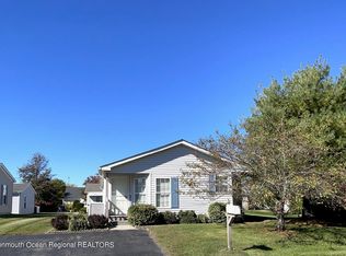 5 Fort Lee Dr, Manahawkin, NJ 08050