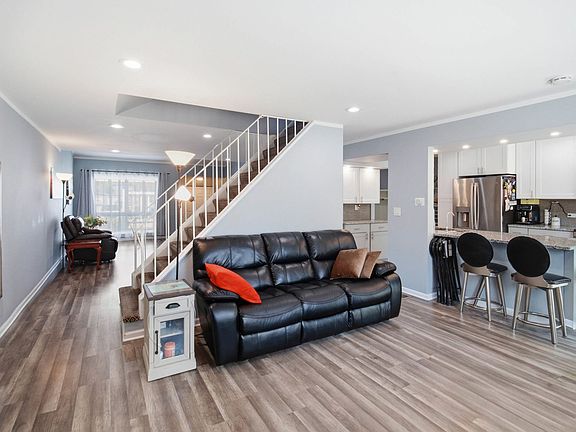 3rd image of 437 Maple Dr