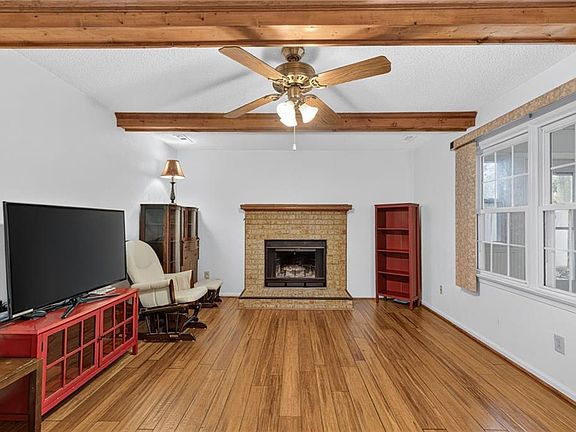 5th image of 900 Roundtable Ct