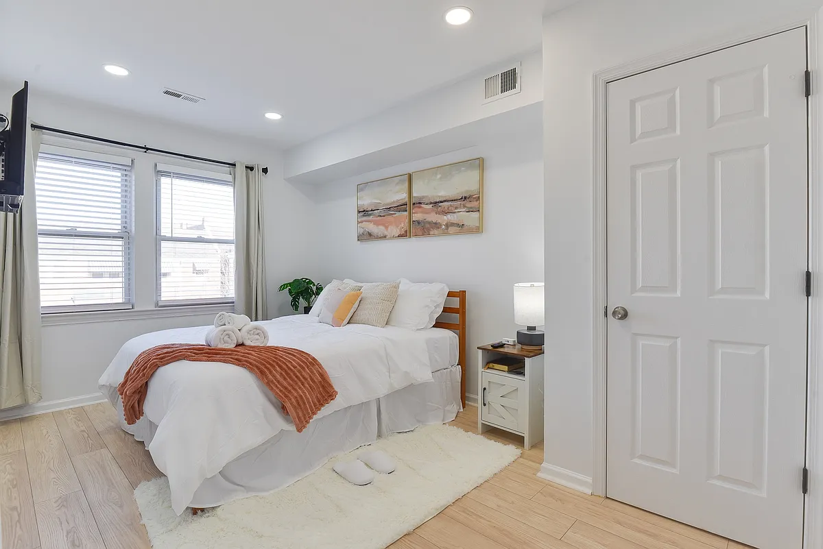 Building Photo - 1255 Raum St NE #1