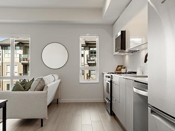 3rd image of 2277 Hawthorne Ave #204