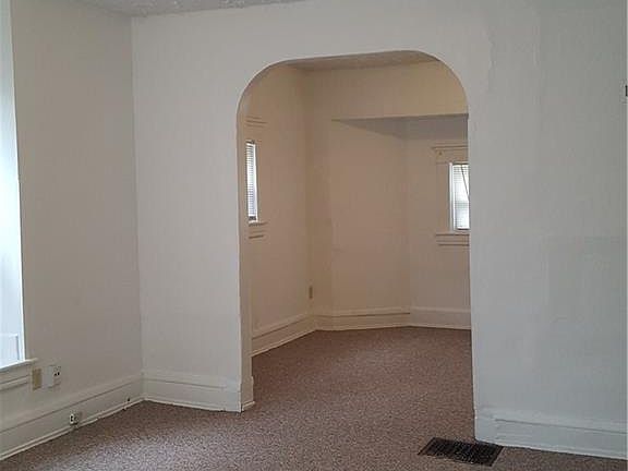 2nd image of 3142 N Kenwood Ave