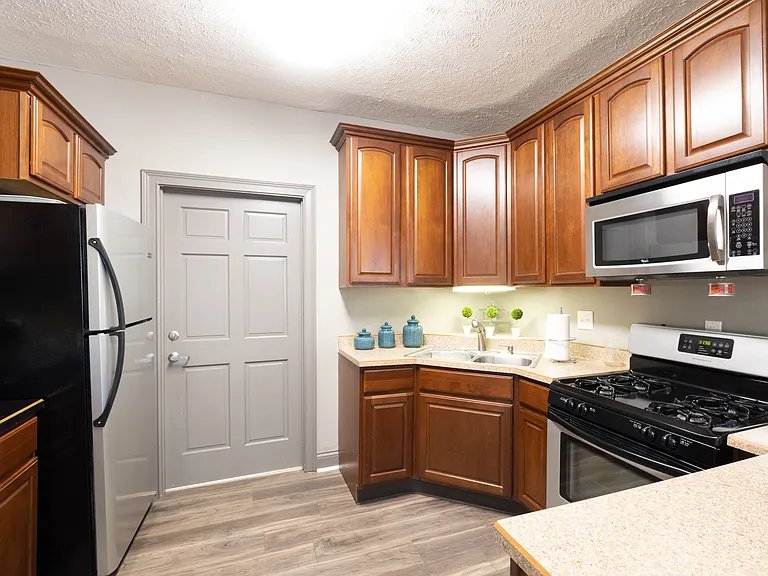 Clubhouse Interior Kitchen Amenities at Ashmore Trace Apartments